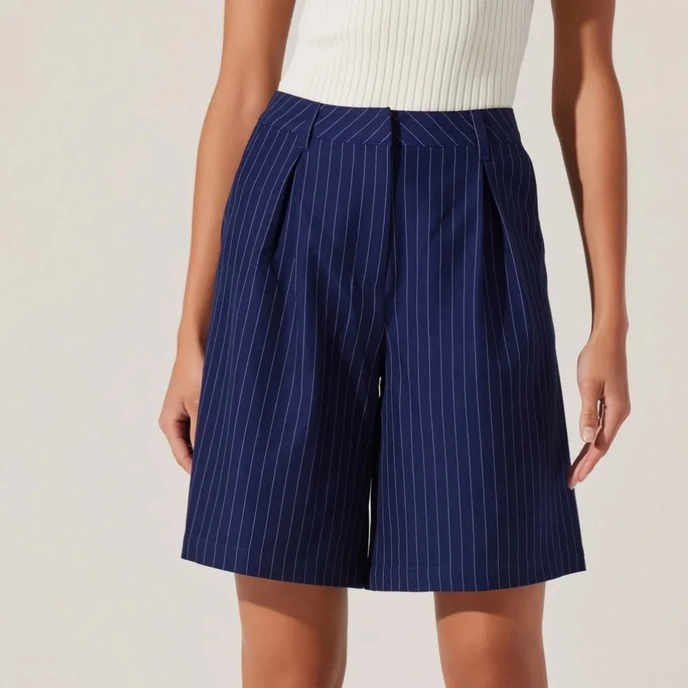 ASTR Tailored Pinstripe Bermuda Capri Woven Shorts in Navy Stripe Size Large